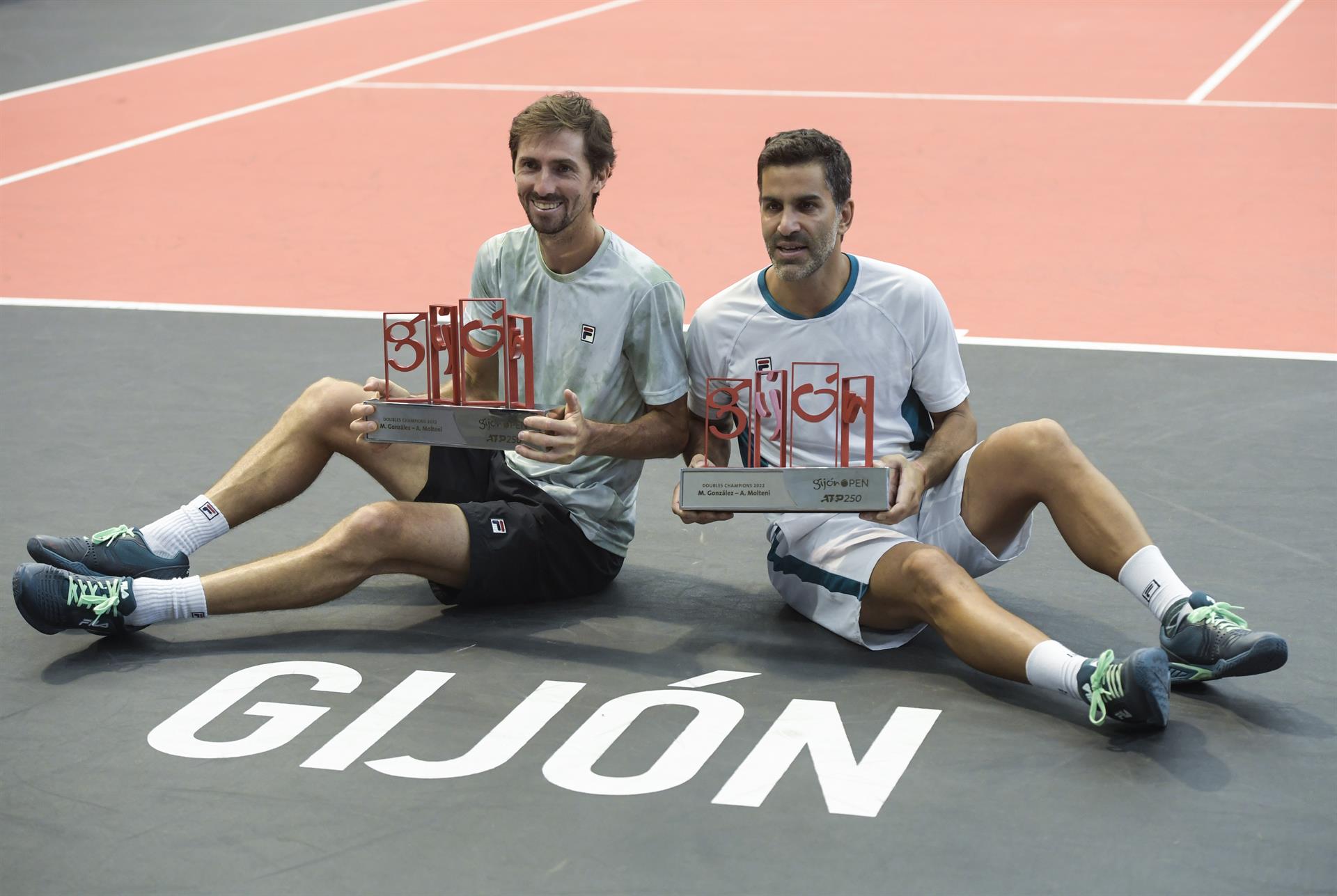 La pareja formada por los argentinos Máximo Gonzalez y Andres Molteni celebran su victoria en la final de dobles del torneo ATP 250 de Gijón en Gijón. EFE/Eloy Alonso