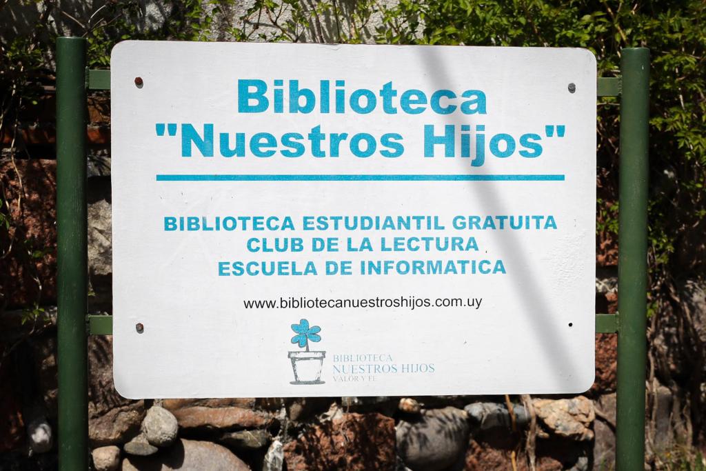 Fotografía de la entrada a la biblioteca "Nuestros Hijos", que rinde homenaje a los fallecidos durante la tragedia de los Andes, el 3 de octubre de 2022, en Montevideo (Uruguay). EFE/Alejandro Prieto
