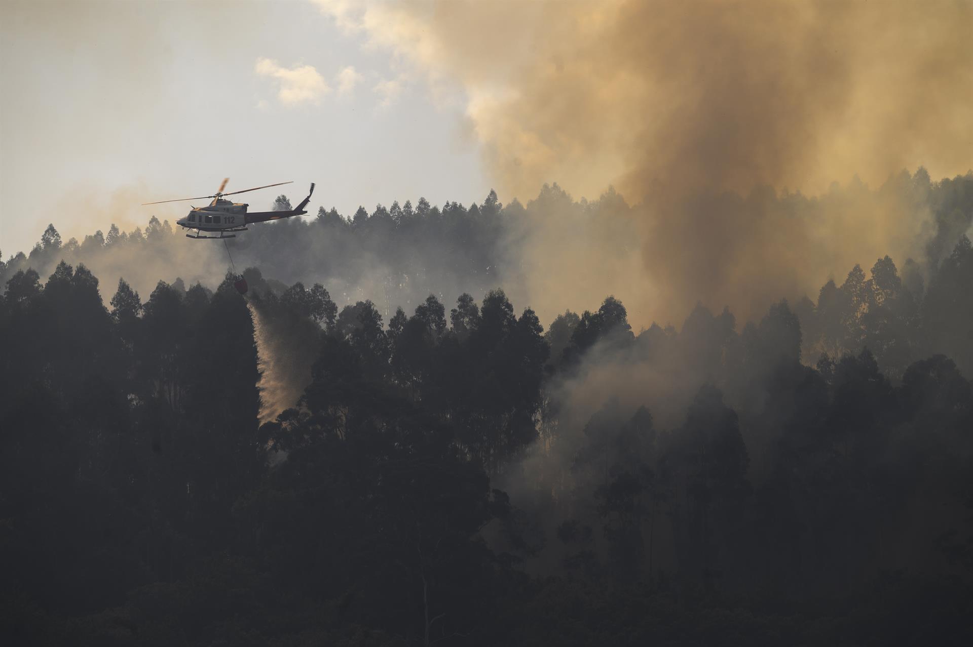 Imagen de archivo de uno de los últimos incendios en Cantabria. EFE/Pedro Puente Hoyos