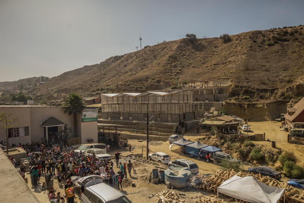 Fotografía que muestra la obra en construcción del nuevo albergue para migrantes en la comunidad "Little Haití", el 20 de octubre de 2022 en la ciudad fronteriza de Tijuana, Baja California (México). EFE/Joebeth Terriquez
