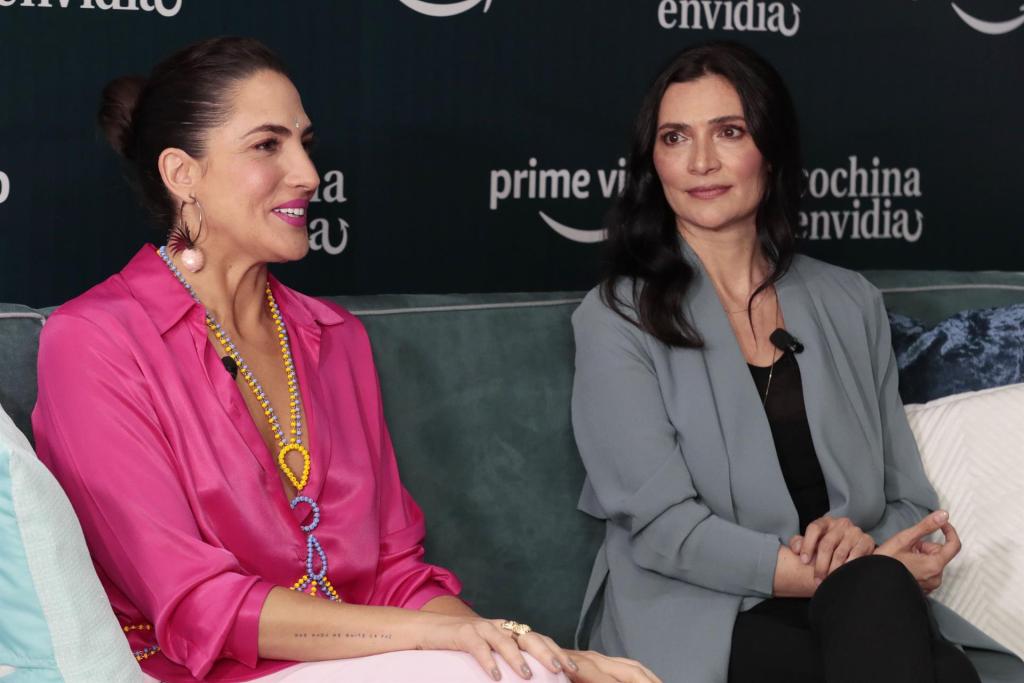 Las actrices colombianas Carolina Cuervo (i) y Ana María Orozco (d) hablan en entrevista con EFE, el 4 de octubre de 2022, en Bogotá (Colombia). EFE/Carlos Ortega
