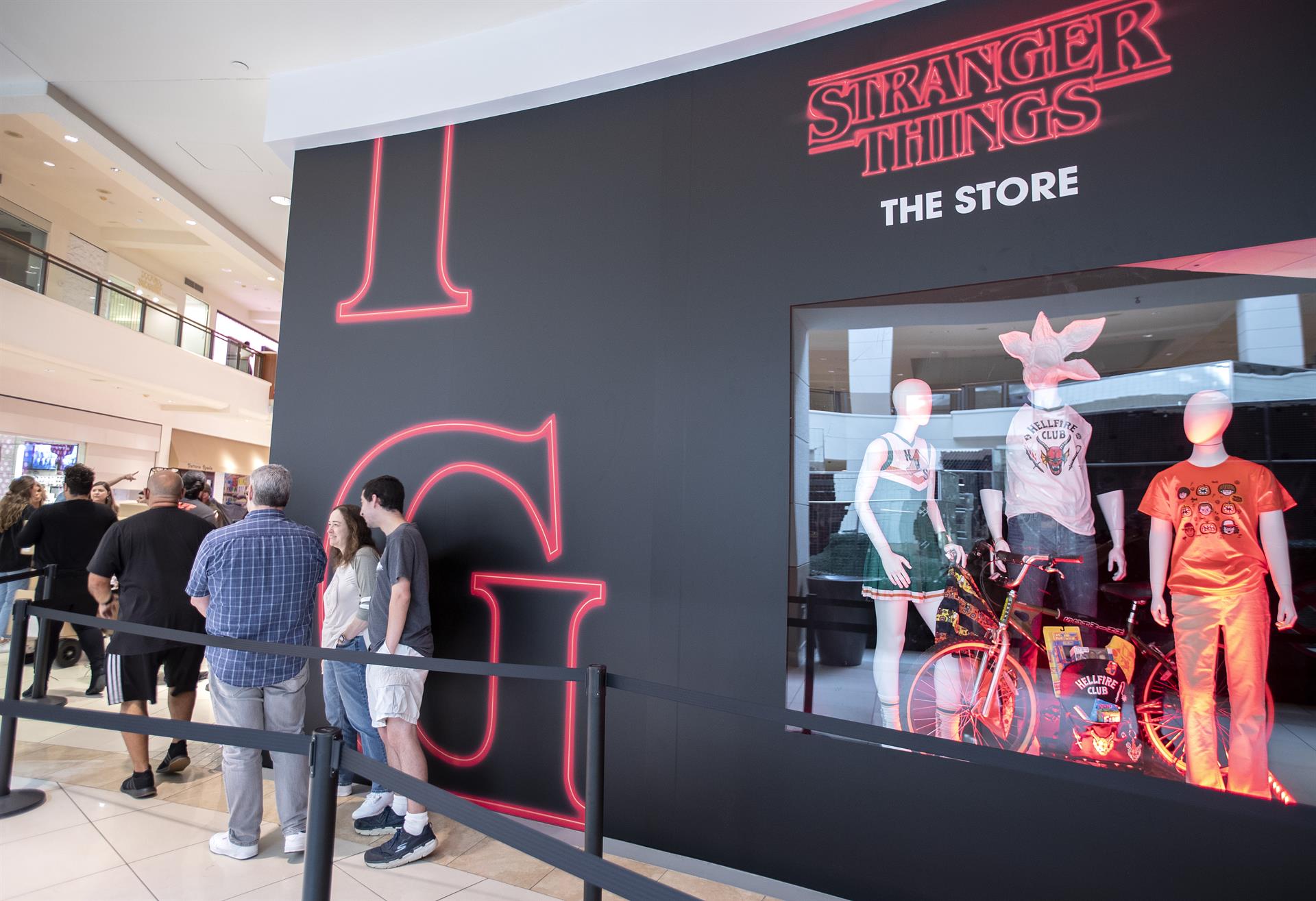 Personas acuden a 'Stranger Things: The Store' en el Aventura Mall, Florida, el 26 de octubre de 2022. EFE/Cristóbal Herrera