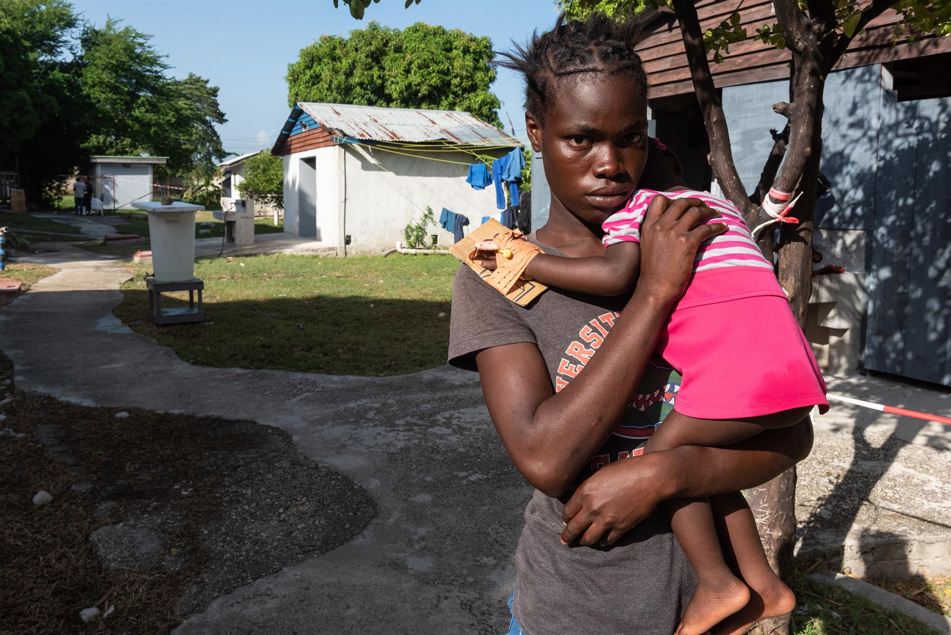 Una joven carga a su hija con cólera en el Centro de Tratamiento del Cólera (CTC) de Médicos Sin Fronteras (MSF) en el barrio de Cité-Soleil ayer, en Puerto Príncipe (Haití). EFE/Johnson Sabin