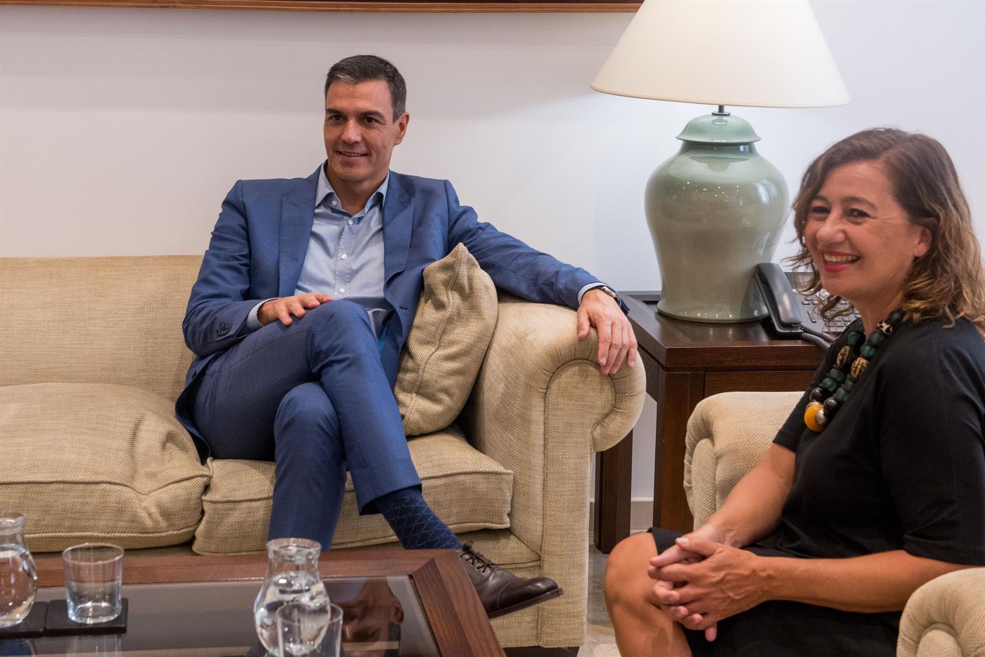En la imagen de archivo, la presidenta de Baleares, Francina Armengol, se reúne con el presidente del Gobierno, Pedro Sánchez. EFE/ Atienza