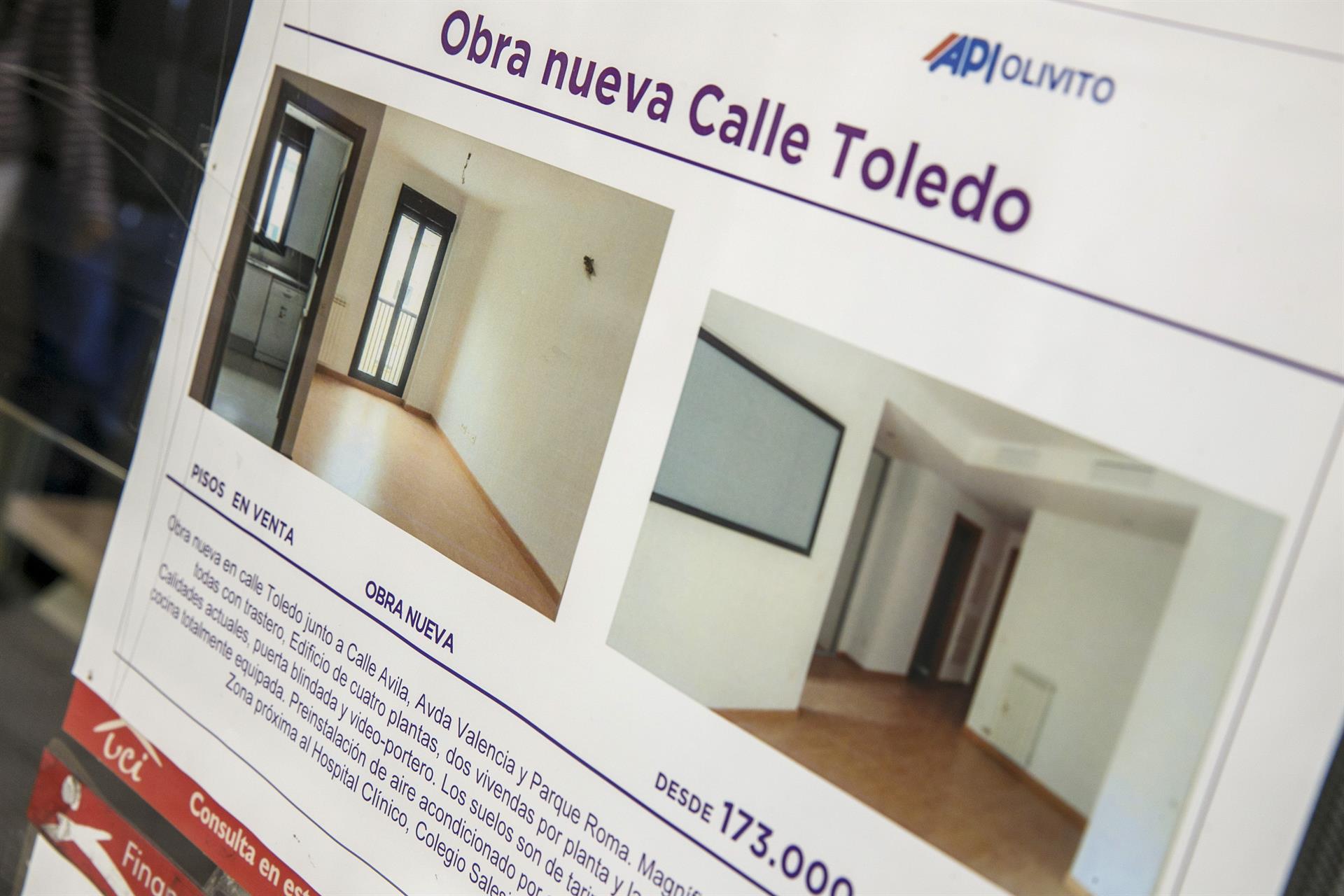 Detalle del anuncio de una inmobiliaria en Zaragoza. EFE/Javier Cebollada