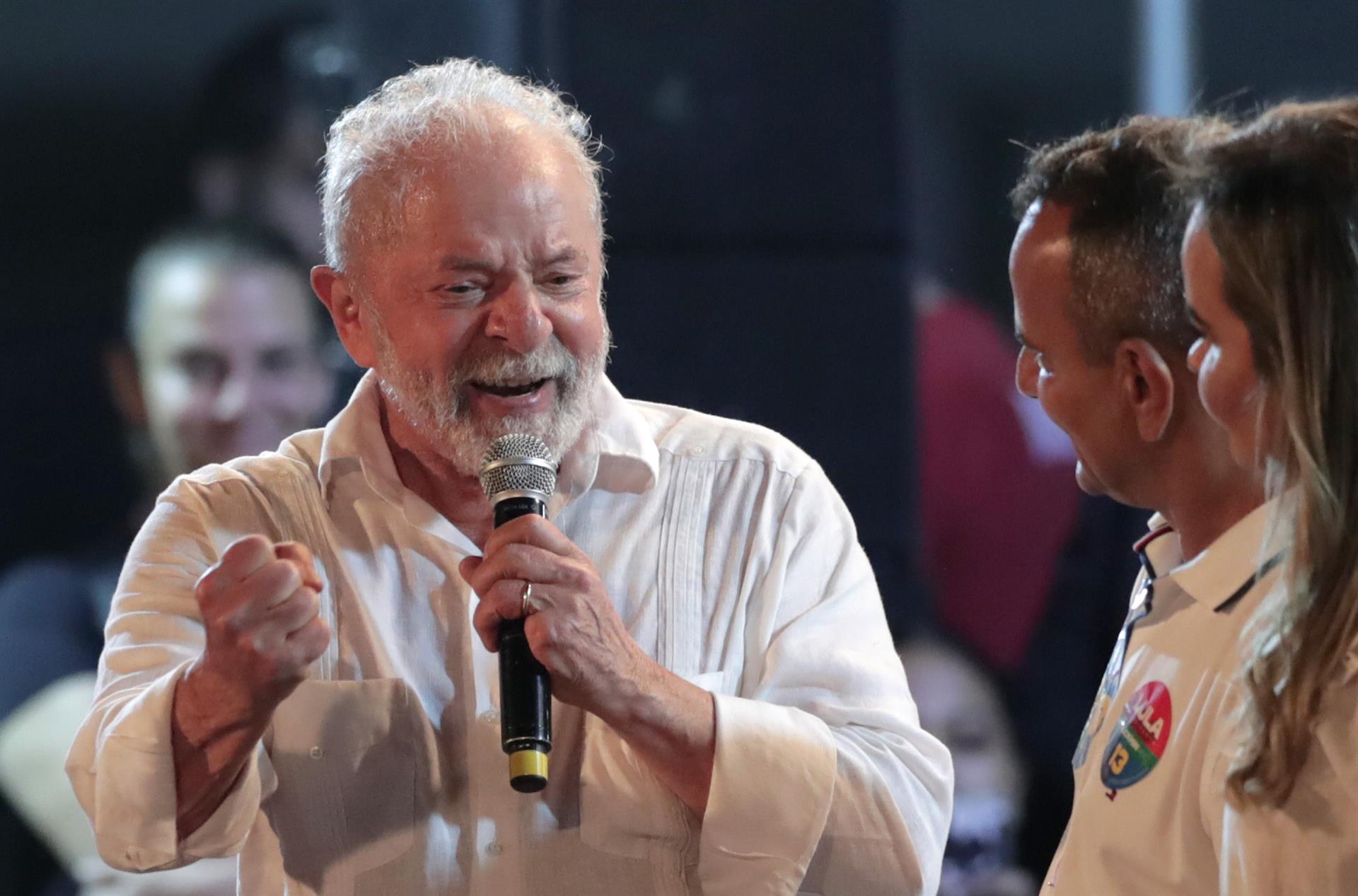 El expresidente y candidato a la presidencia de Brasil Luiz Inácio Lula da Silva por el Partido de los Trabajadores (PT), habla el 11 de octubre de 2022, en el barrio de Belford Roxo, en Río de Janeiro (Brasil). EFE/Andre Coelho