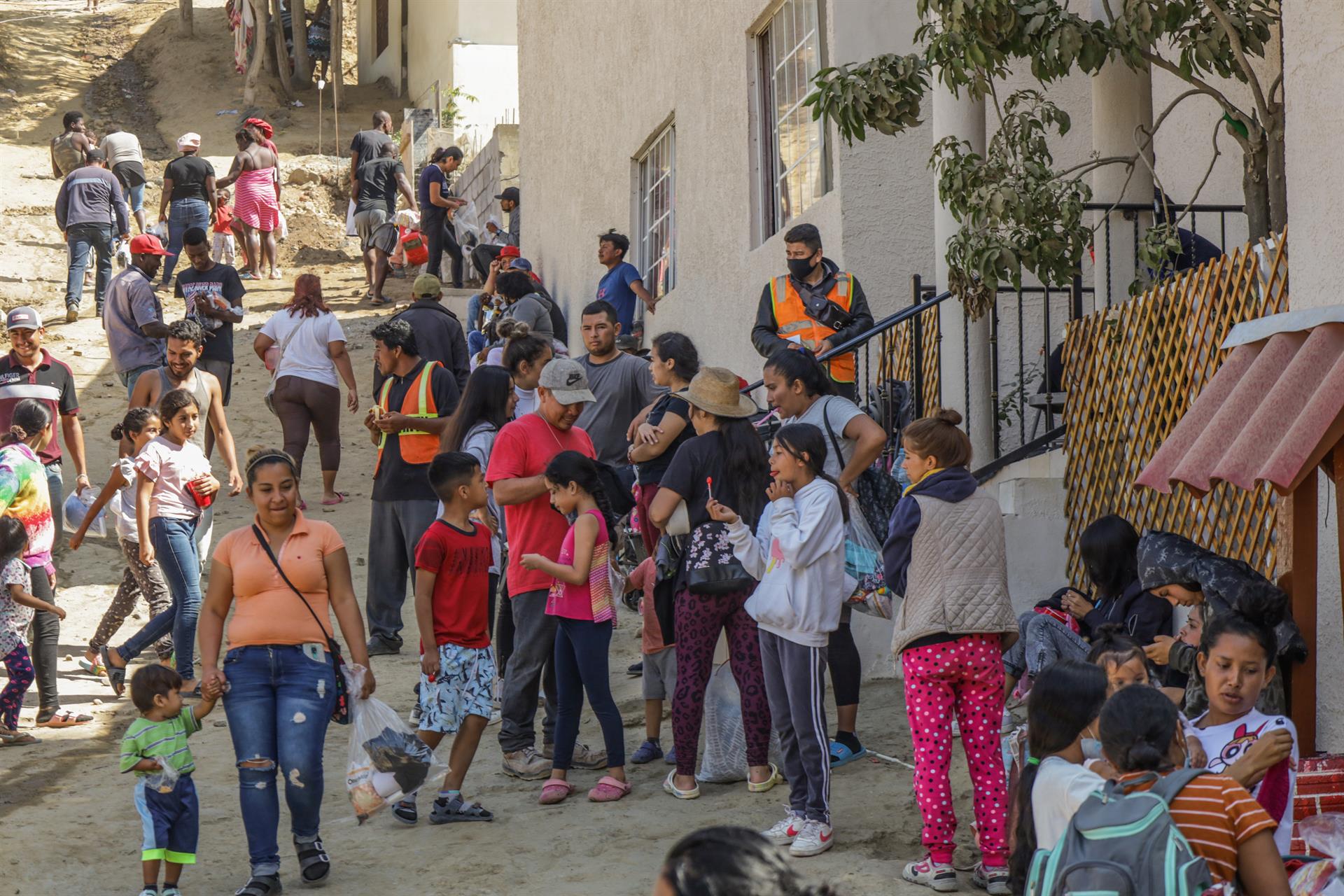 Migrantes de diversas nacionalidades permanecen en la comunidad "Little Haití", el 20 de octubre de 2022 en la ciudad fronteriza de Tijuana, Baja California (México). EFE/Joebeth Terriquez