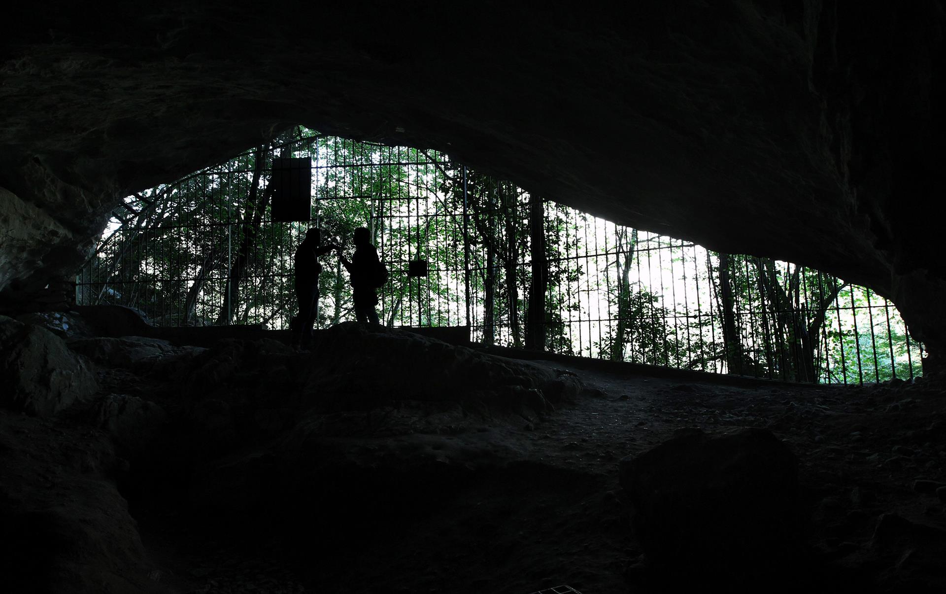 Vista de la entrada de la cueva de El Chufin, una cavidad Patrimonio de la Humanidad . EFE/Esteban Cobo