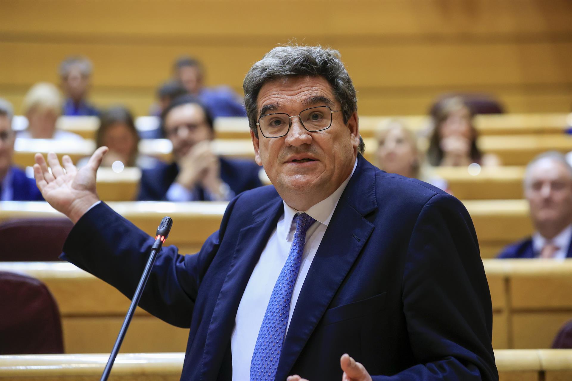 El ministro de Inclusión, Seguridad Social y Migraciones José Luis Escrivá, durante la sesión de control al gobierno, este martes en el Senado en Madrid. EFE/ Zipi Aragón