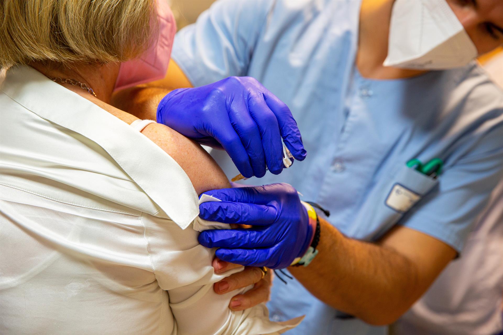 Un enfermero vacuna a una mujer. EFE/David Aguilar/Archivo