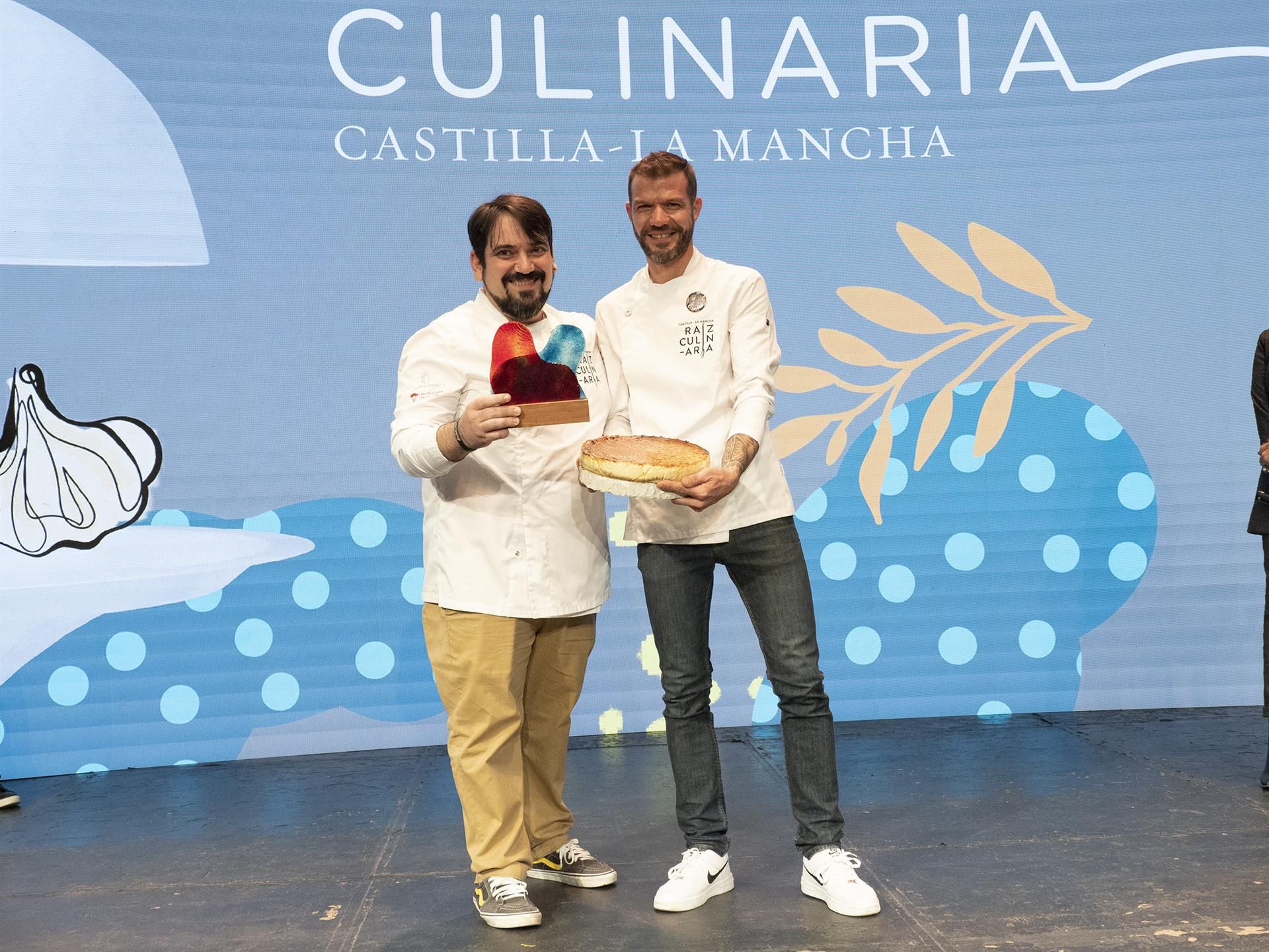 José Manuel Gallego (i) del restaurante Clandestina, ganador del II Concurso Nacional de Tarta de Queso, este martes en Cuenca. EFE/ José del Olmo