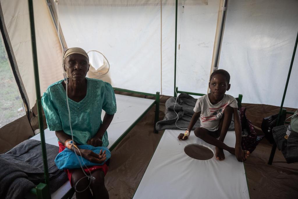 Una mujer y un niño permanecen ingresados en el Centro de Tratamiento del Cólera (CTC) de Médicos Sin Fronteras (MSF) en el barrio de Cité-Soleil ayer, en Puerto Príncipe (Haití). EFE/Johnson Sabin

