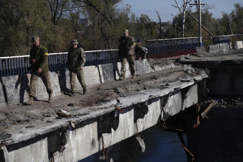 Soldados ucranianos cruzan un puente dañado en la ciudad recientemente reconquistada de Kupiansk, al este de Kharkiv, noreste de Ucrania.
