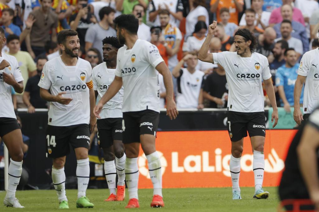 El delantero del Valencia Cavani (d) celebra su segundo gol ante el Elche.