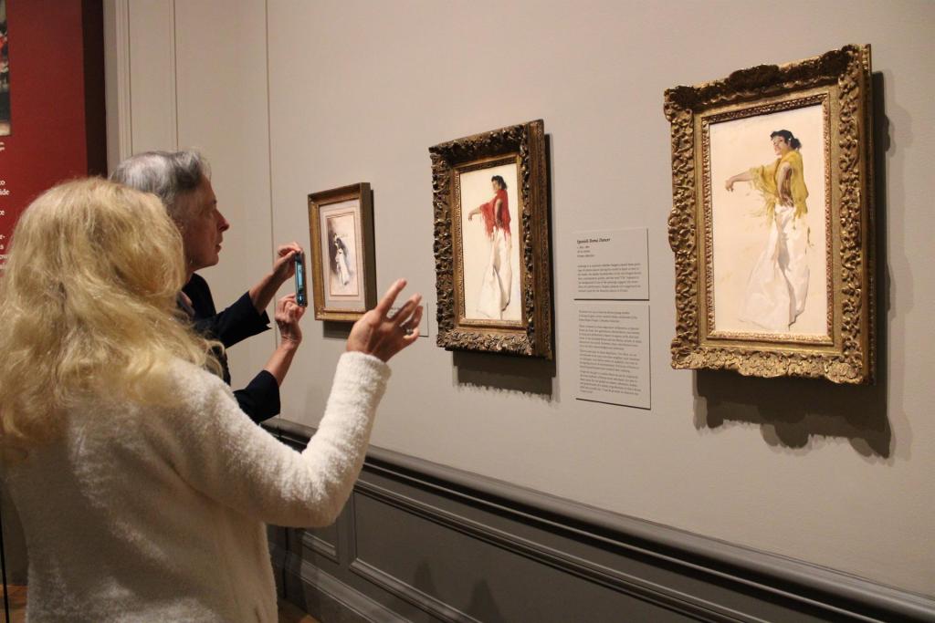 Unas personas observan unas obras de la exposición "Sargent and Spain" ("Sargent y España"), hoy, en la National Gallery of Art de Washington (EE.UU.). EFE/Paula Escalada
