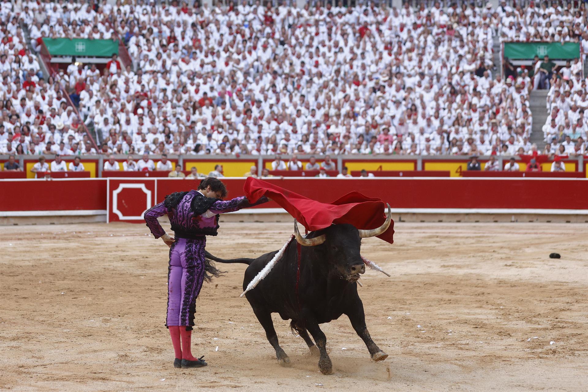 El diestro Andrés Roca Rey durante la lidia a su segundo toro de la tarde en la octava de abono de la Feria del Toro de los Sanfermines 2022. EFE/ Rodrigo Jiménez