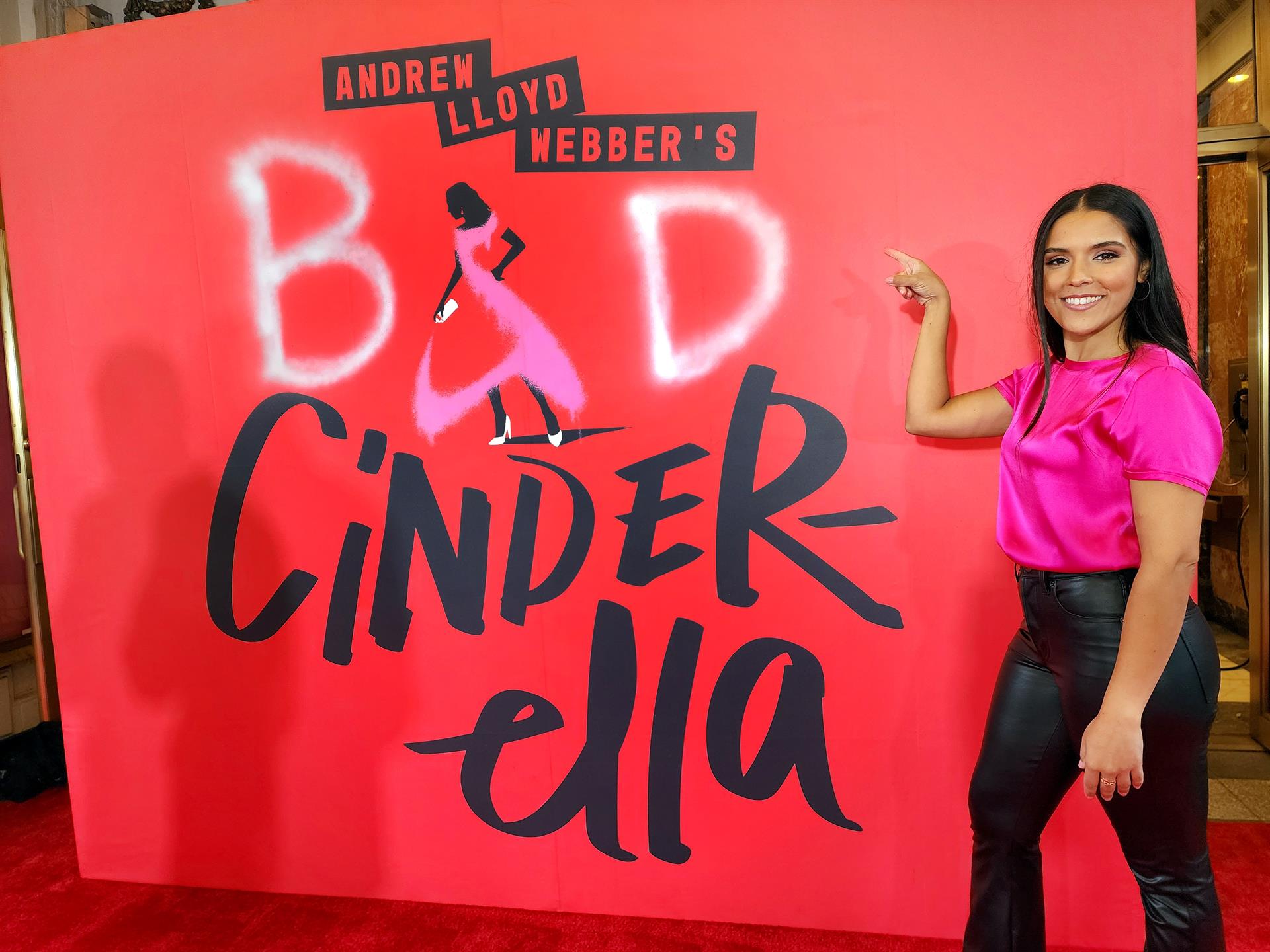 La actriz dominicana Linedy Genao posa hoy junto al cartel publicitario del musical "Bad Cinderella" en el Teatro Imperial en Nueva York (EE.UU). EFE/Ruth E. Hernández