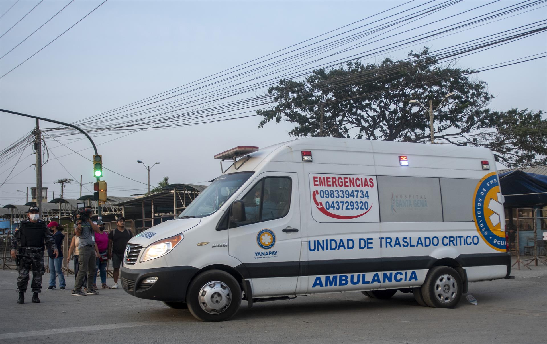 Una ambulancia sale de la penitenciaría Litoral donde se presentó una nueva riña entre policías y reos, el 5 de octubre de 2022, en Guayaquil (Ecuador). EFE/Mauricio Torres