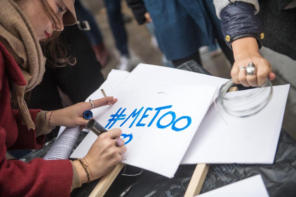 Vista de una pancarta del movimiento #MeToo, en una fotografía de archivo. EFE/Christophe Petit Tesson
