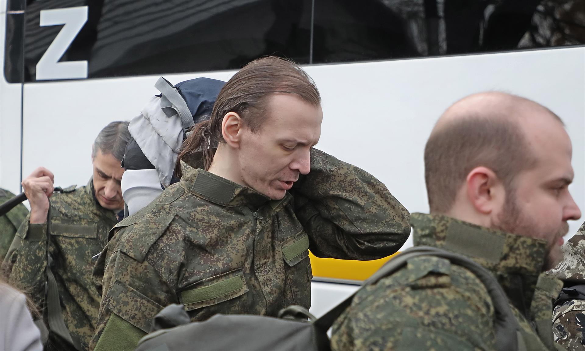 Reclutas rusos se despiden de sus familiares en una oficina de reclutamiento durante la movilización militar parcial de Rusia en Moscú este 6 de octubre. EFE/EPA/MAXIM SHIPENKOV