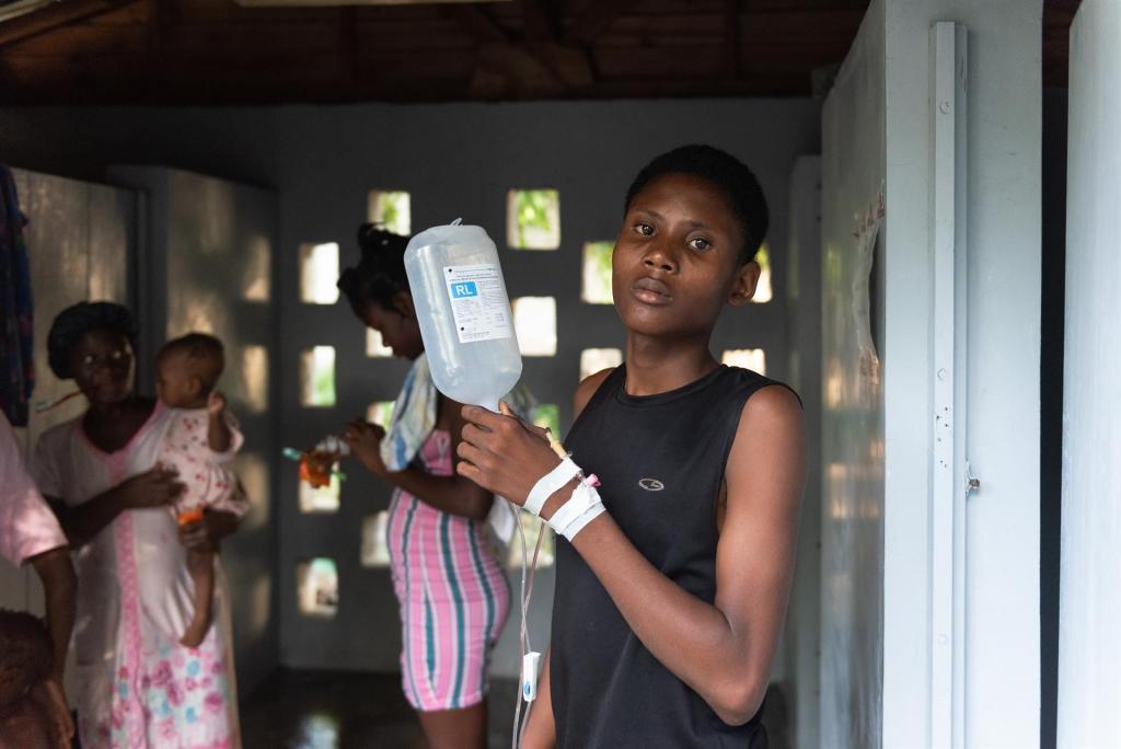 Una mujer permanece ingresada hace varios días en el Centro de Tratamiento del Cólera (CTC) de Médicos Sin Fronteras (MSF) en el barrio de Cité-Soleil ayer, en Puerto Príncipe (Haití). EFE/Johnson Sabin
