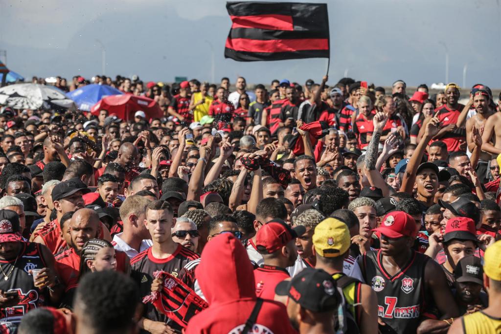 Aficionados acompañan al Flamengo previo a su viaje hacia Guayaquil para disputar la final de la Copa Libertadores contra Atlético Paranaense, hoy, en el Aeropuerto Internacional de Galeão, en Río de Janeiro (Brasil). EFE/André Coelho