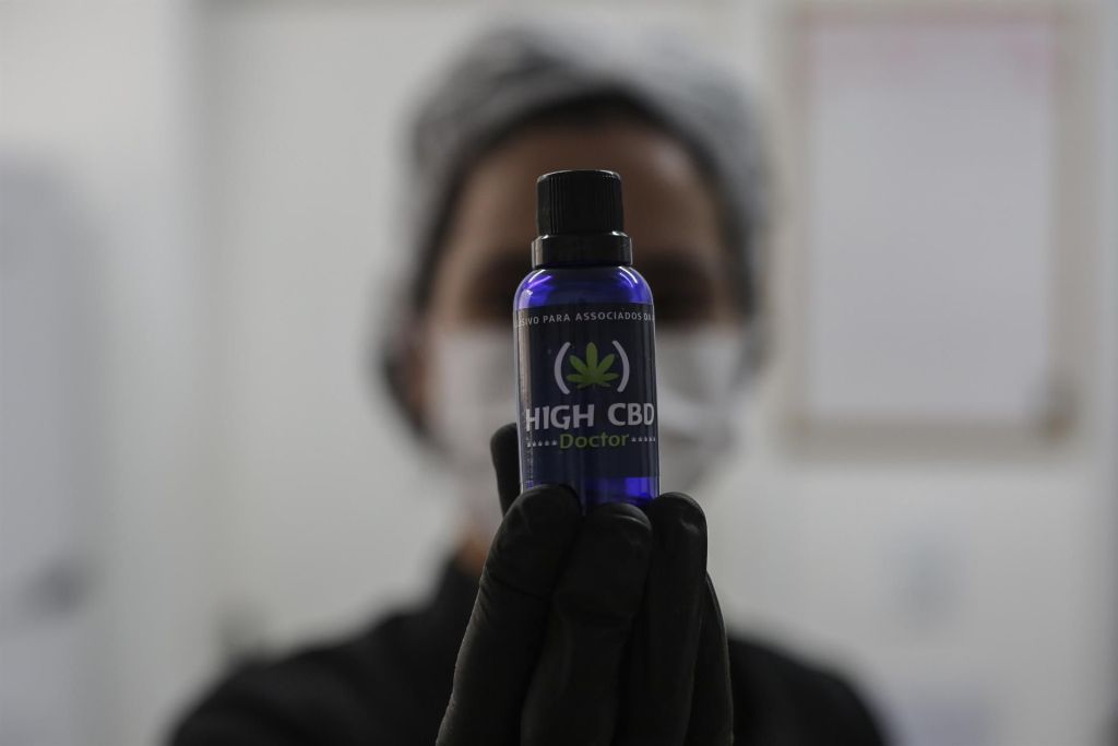 Una persona muestra un recipiente con cannabis medicinal en formato líquido en una de las mayores plantaciones de cannabis medicinal, el 20 de septiembre de 2022, en Paty do Alferes (Brasil). EFE/Antonio Lacerda
