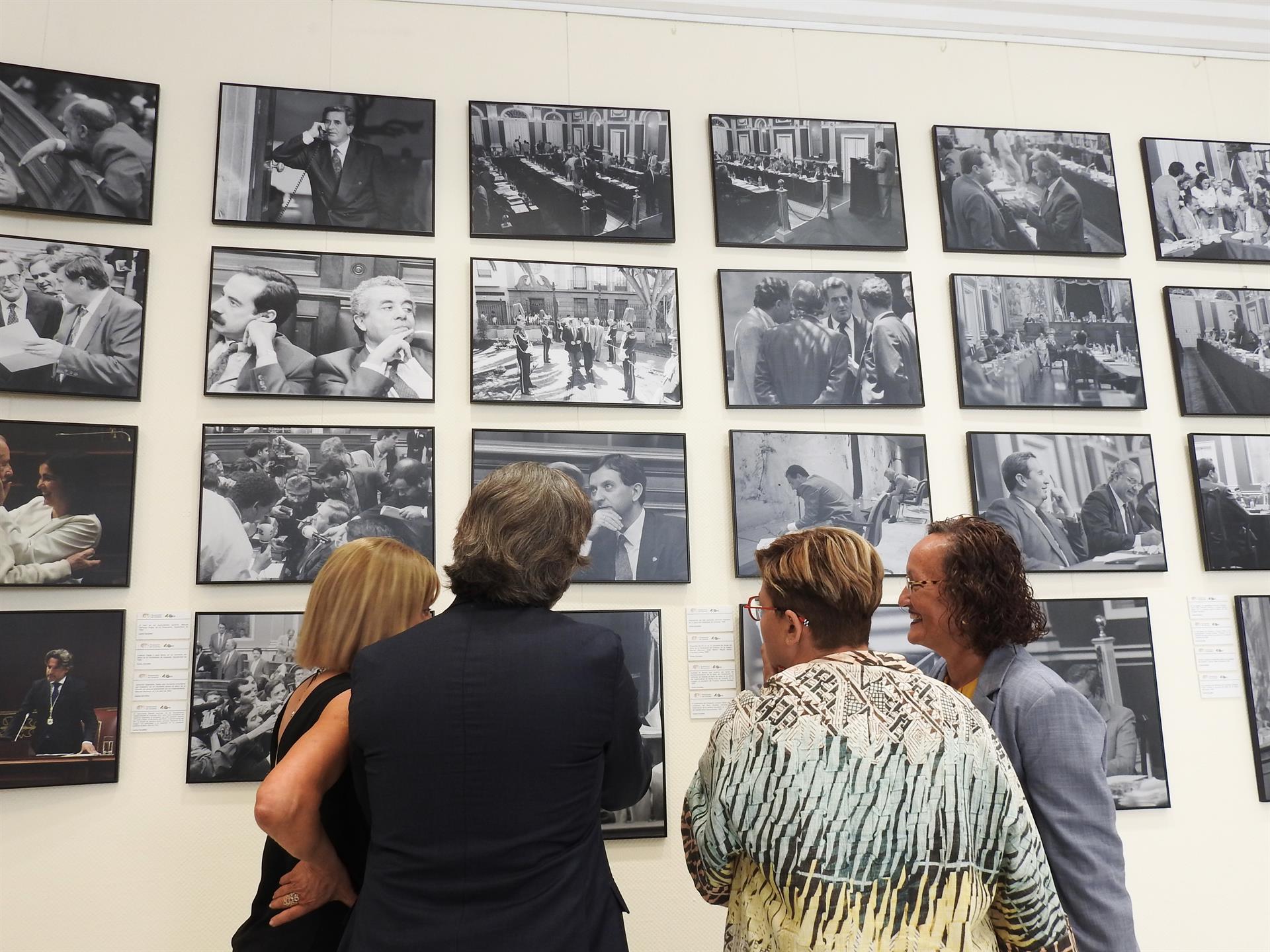 El Parlamento de Canarias ha inaugurado este jueves la exposición "Tres miradas", que realiza un recorrido por 40 años de la institución a través de las imágenes de los fotoperiodistas Carlos González, Trino Garriga y María Pisaca. EFE/Nerea de Ara
