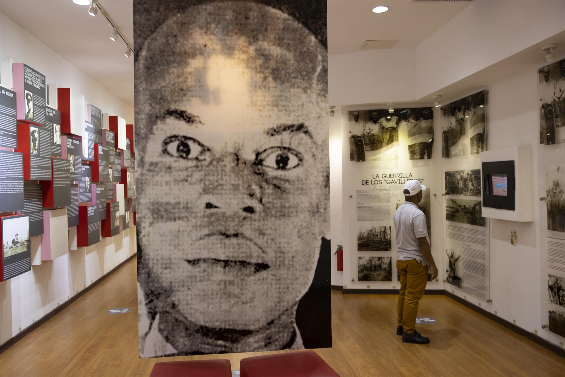 Un hombre visita una sala en el Museo Memorial de la Resistencia Dominicana (MMRD), el 28 de septiembre de 2022, en Santo Domingo (R.Dominicana). EFE/Orlando Barría