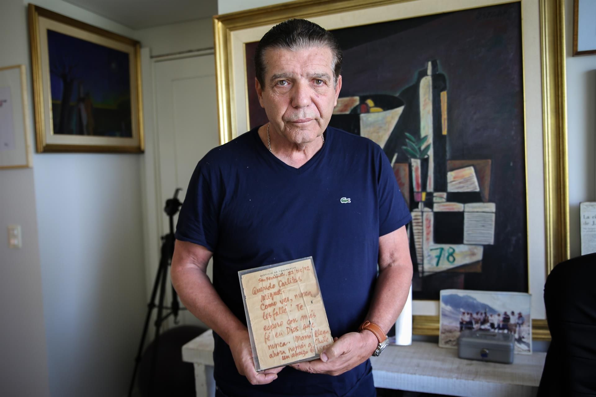 Carlos Páez, sobreviviente de la tragedia de los Andes, posa con una carta enviada por su padre, el 28 de septiembre de 2022 en Montevideo (Uruguay). EFE/Alejandro Prieto