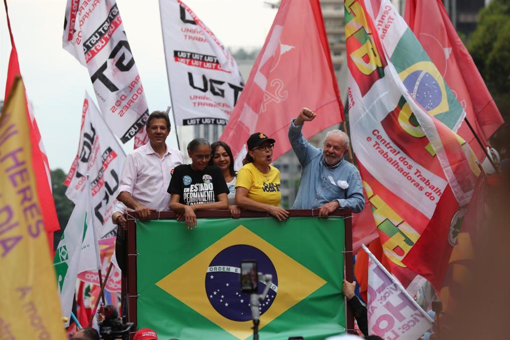 El candidato presidencial brasileño Luiz Inácio Lula da Silva saluda hoy a sus simpatizantes junto a su esposa Janja (2-d), la ambientalista Marina Silva (2-i), y otros integrantes de su campaña, durante un recorrido por las calles de Sao Paulo (Brasil). EFE/Sebastiao Moreira
