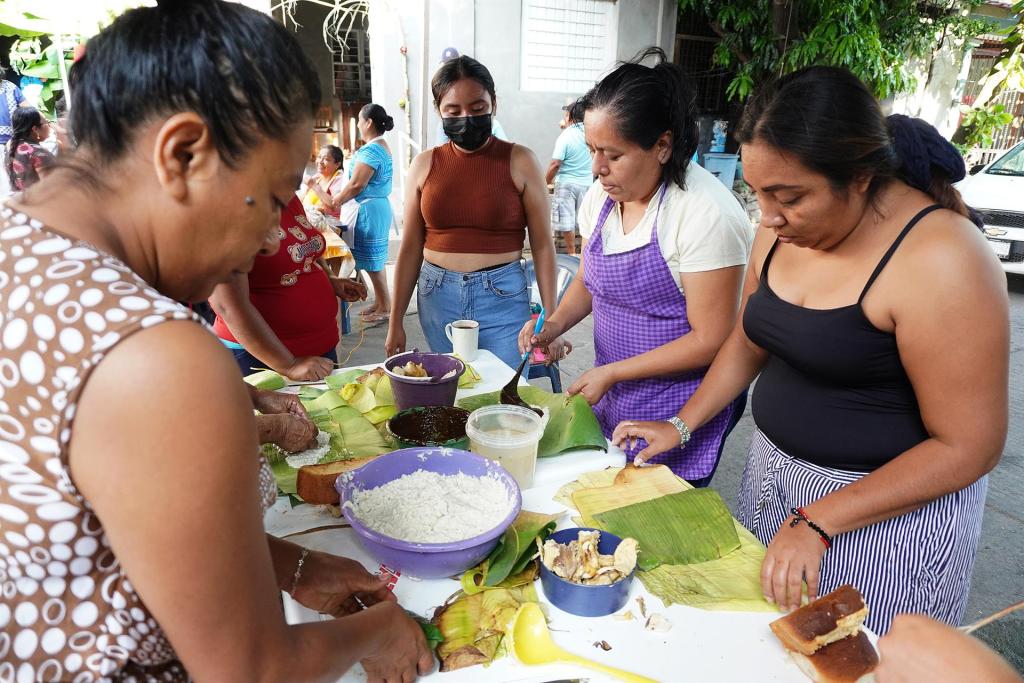 Personas cocinan hoy tamales para colocarlos en una ofrenda dedicada a sus familiares fallecidos, en el municipio de Juchitán, estado de Oaxaca (México). EFE/Jesús Méndez
