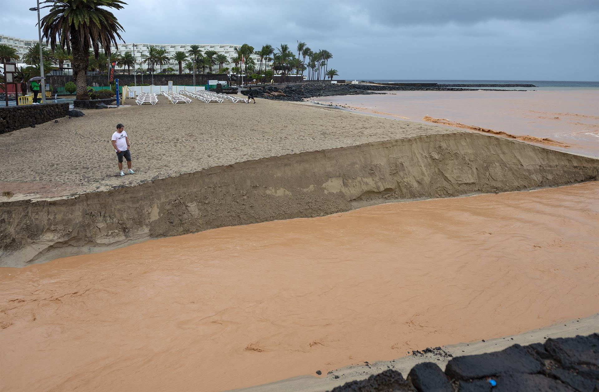Imagen de los efectos provocados por la tormenta tropical Hermine en la playa de Las Cucharas, en Costa Teguise (Lanzarote). EFE/ Adriel Perdomo
