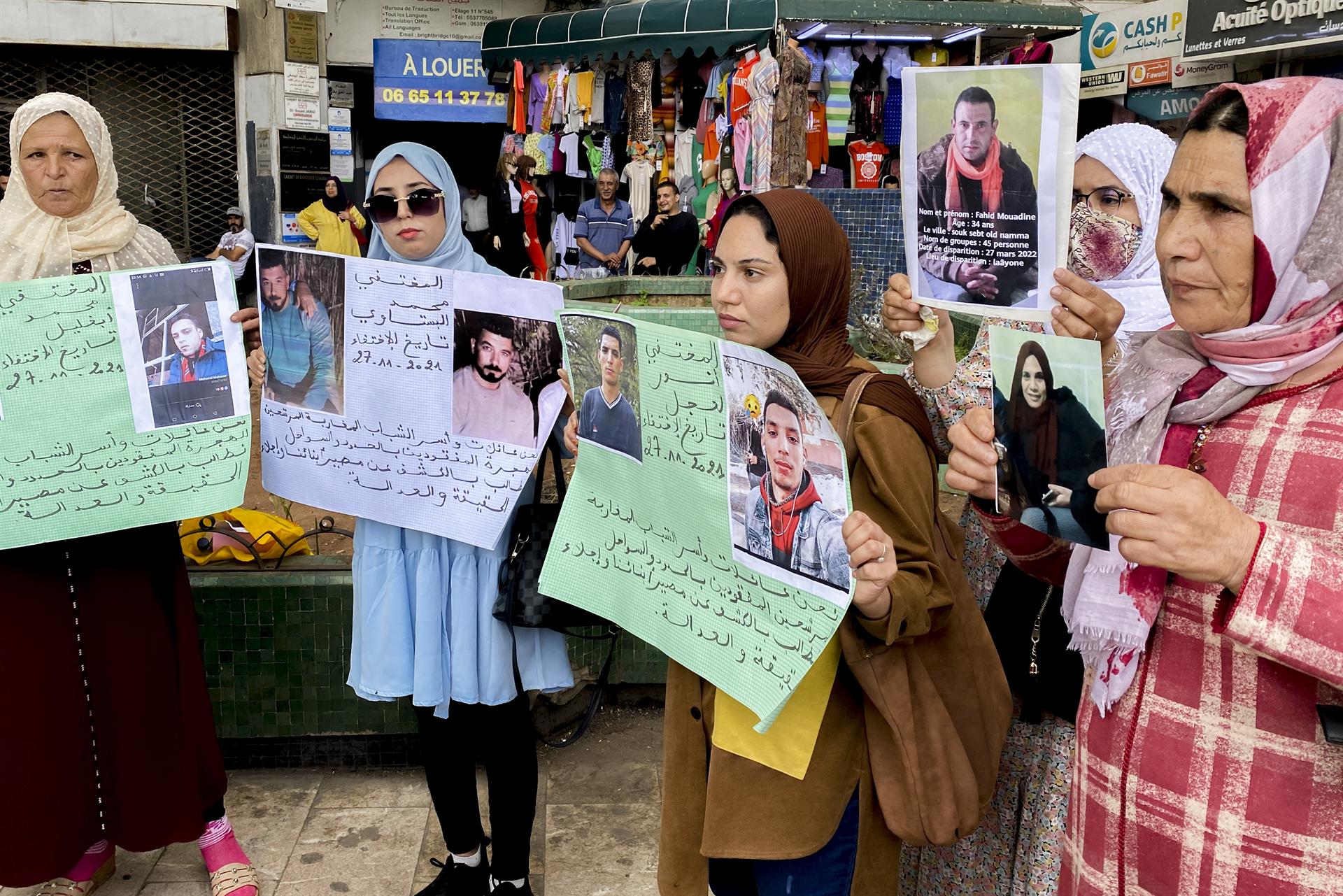 "Solo queremos que aparezcan, vivos o muertos". Esta es la frase desesperada que repiten decenas de padres marroquíes en busca de sus hijos, desaparecidos intentando llegar a España en patera desde Marruecos o Argelia, a través del Atlántico o del Mediterráneo. EFE/ Fatima Zohra Bouaziz