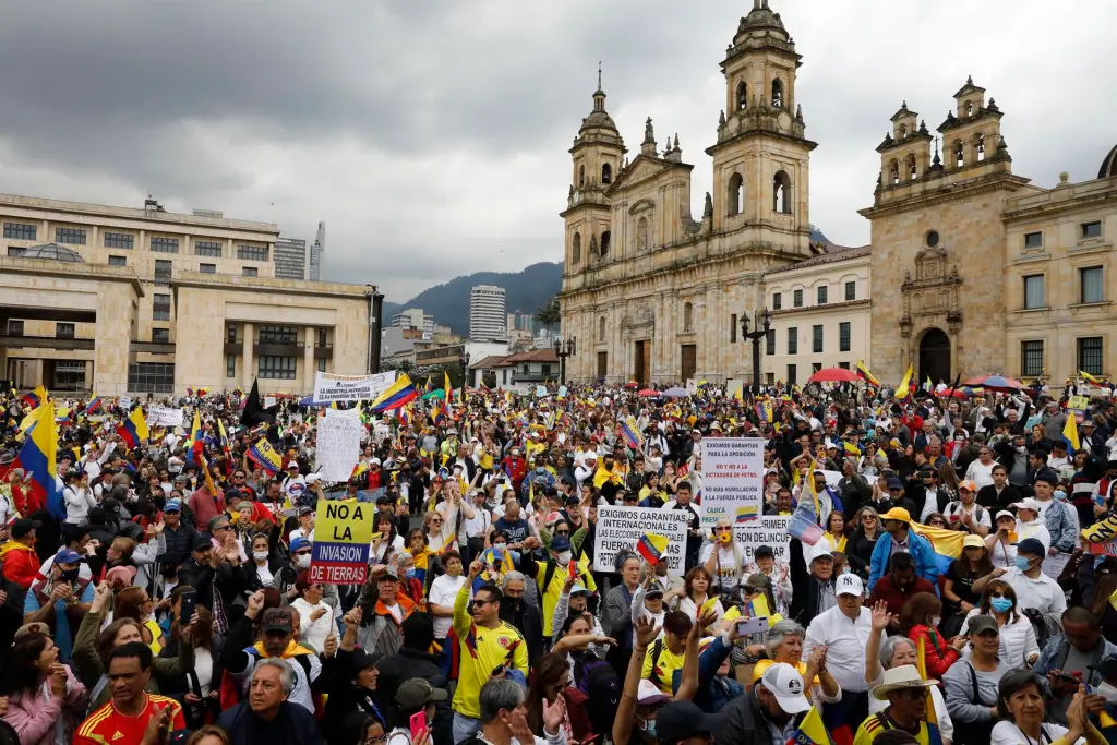 Personas participan hoy de una jornada de protesta contra el Gobierno de Gustavo Petro, en la Plaza de Bolívar en Bogotá (Colombia). EFE/Carlos Ortega
