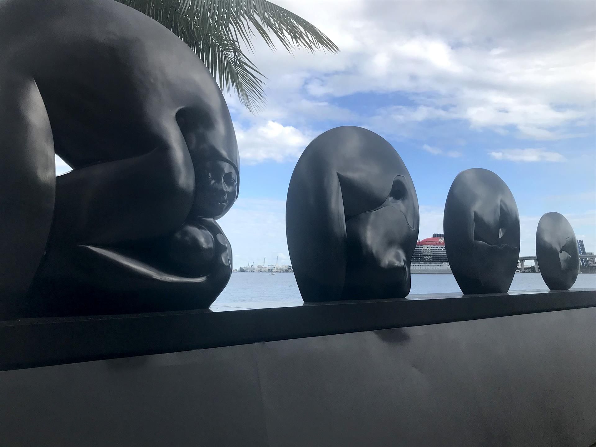 Fotografía de una de las esculturas del artista costarricense Jorge Jiménez Deredia, instaladas en el parque Maurice A. Ferré por su exposición "Un puente de luz", el 5 de octubre de 2022, en Miami, Florida (EE.UU.). EFE/Ana Mengotti