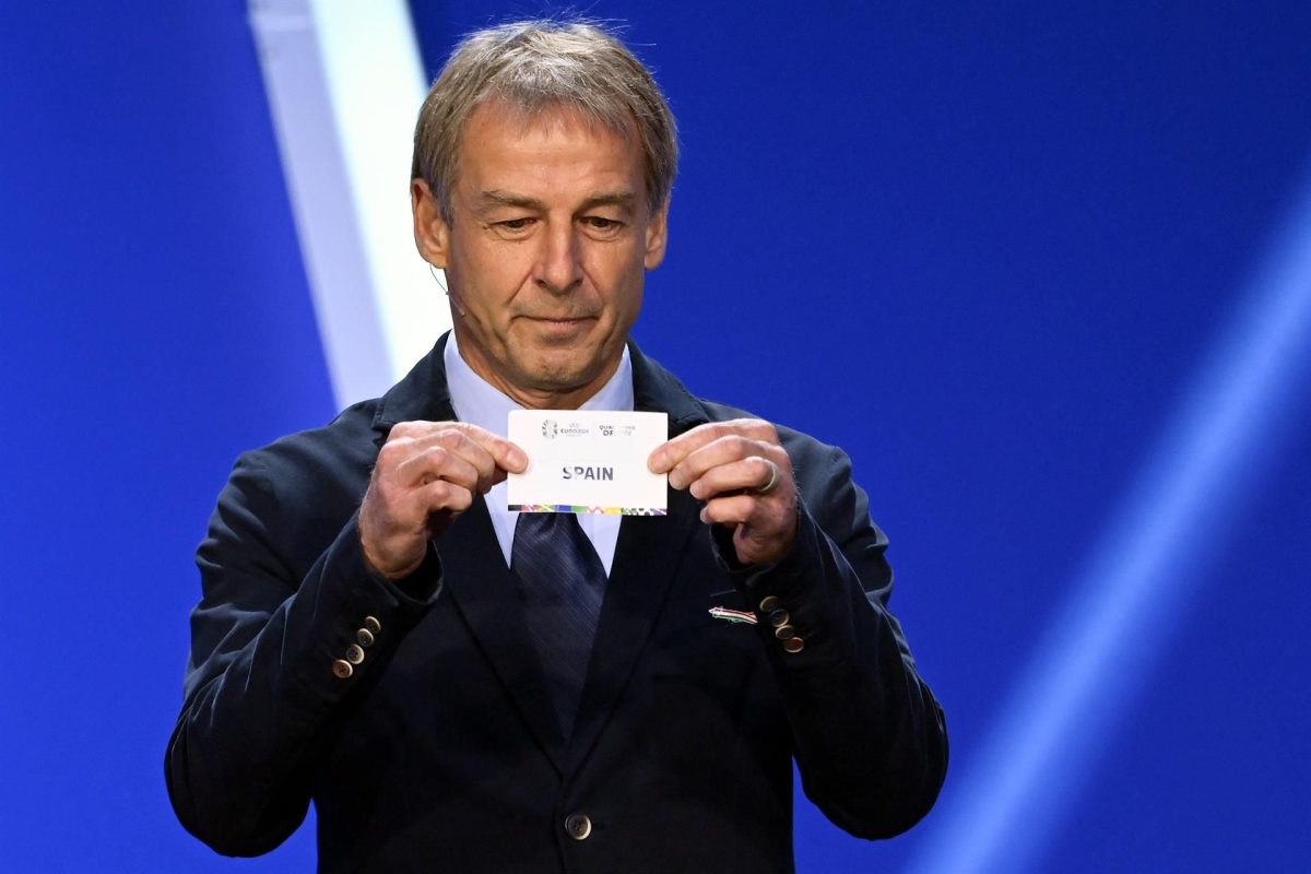 El exfutbolista alemán Juergen Klinsmann, embajador de la UEFA, muestra la papeleta de España en el sorteo de la fase de clasificación para la Eurocopa 2024, celebrado en Francfort (Alemania) EFE/EPA/SASCHA STEINBACH