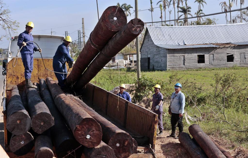 Trabajadores de la empresa eléctrica, trabajan en las zonas afectadas tras el paso del huracán Ian, el 14 de octubre de 2022, en La Coloma, en la occidental provincia de Pinar del Río (Cuba). EFE/Ernesto Mastrascusa
