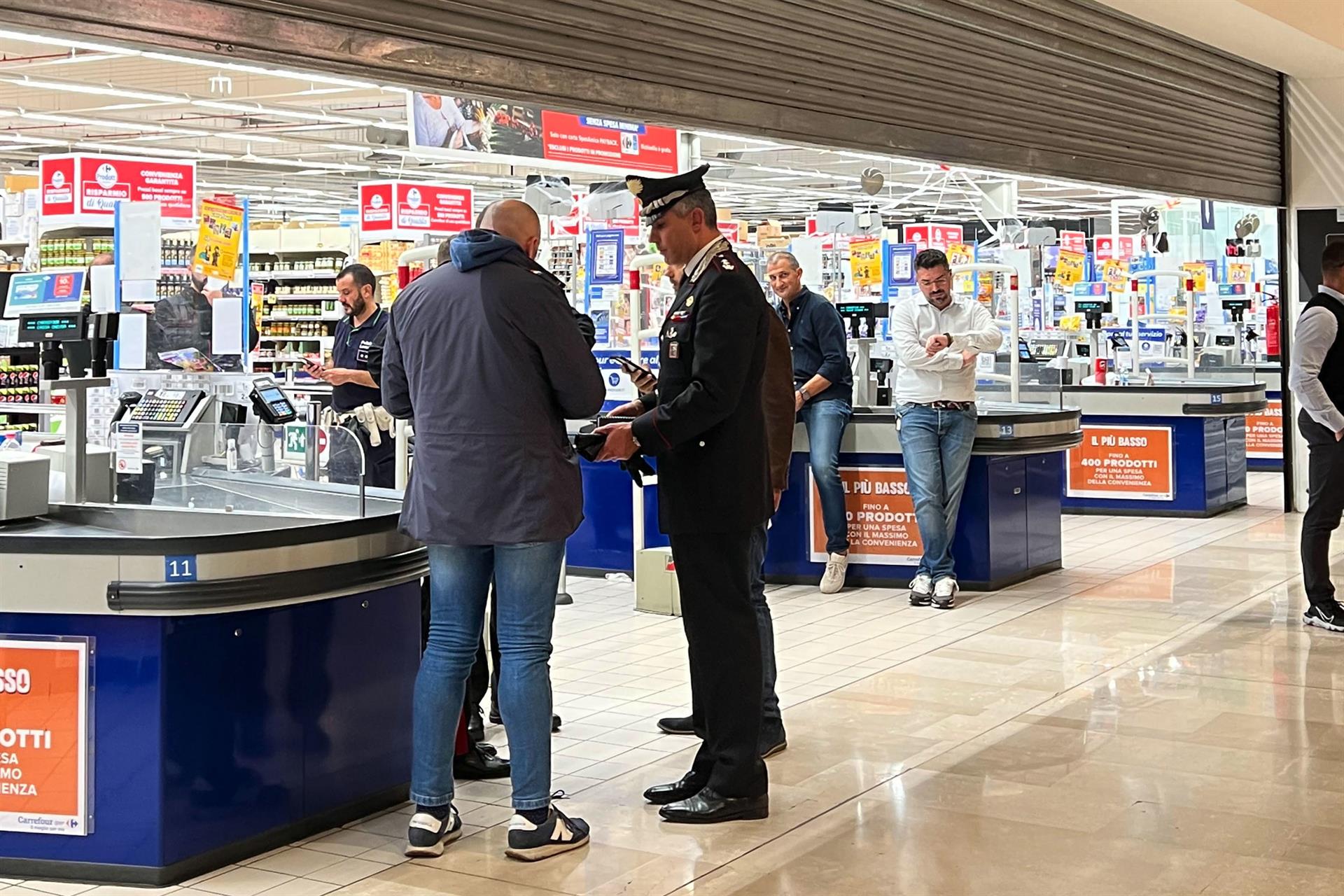 La Policía inspecciona el lugar de los hechos tras la agresión, en un supermercado de Assago, cerca de Milán. EFE/EPA/Sergio Pontoriero
