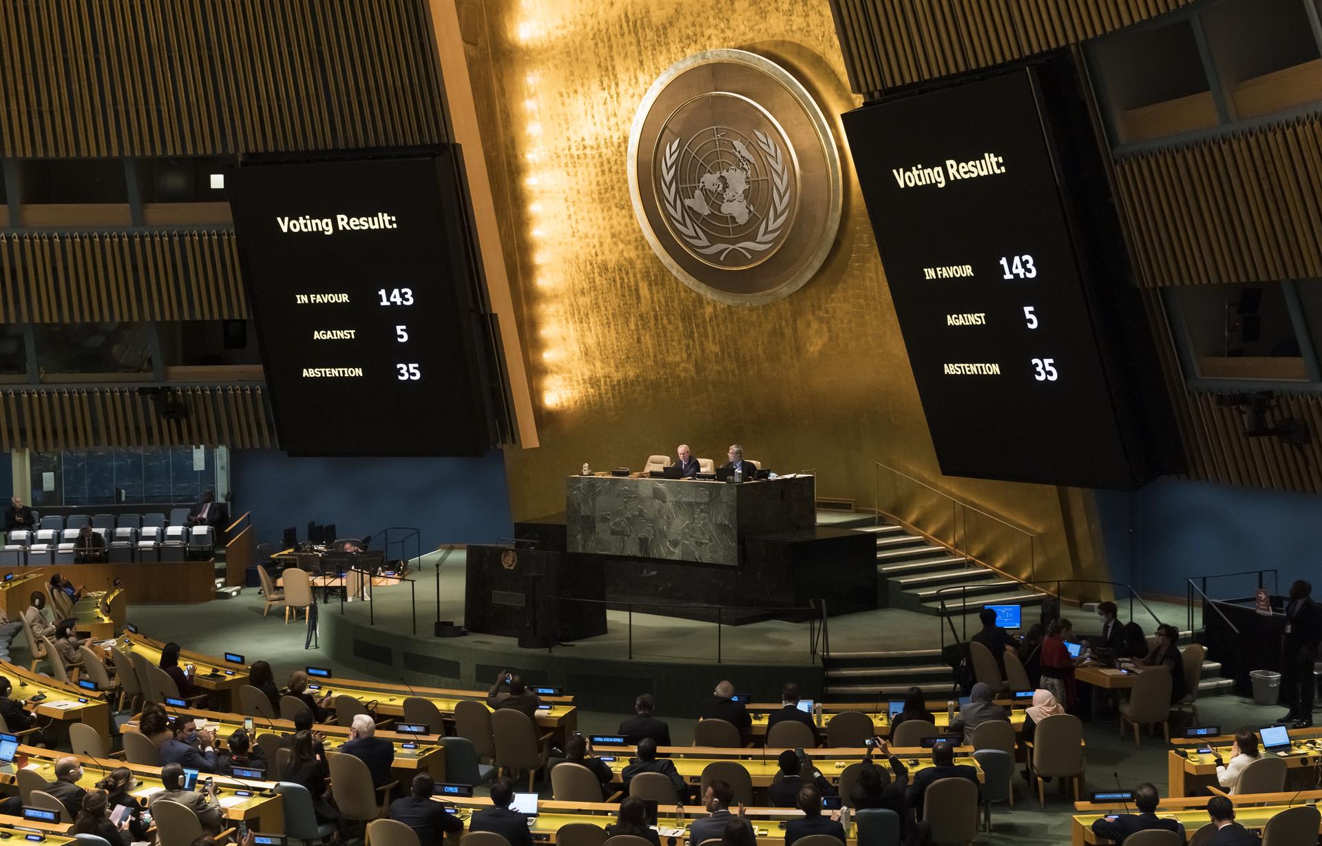 Vista, de este 12 de octubre de 2022, de la votación en la Asamblea General de la ONU de una resolución que condena la anexión rusa de cuatro territorios ucranianos. EFE/Justin Lane