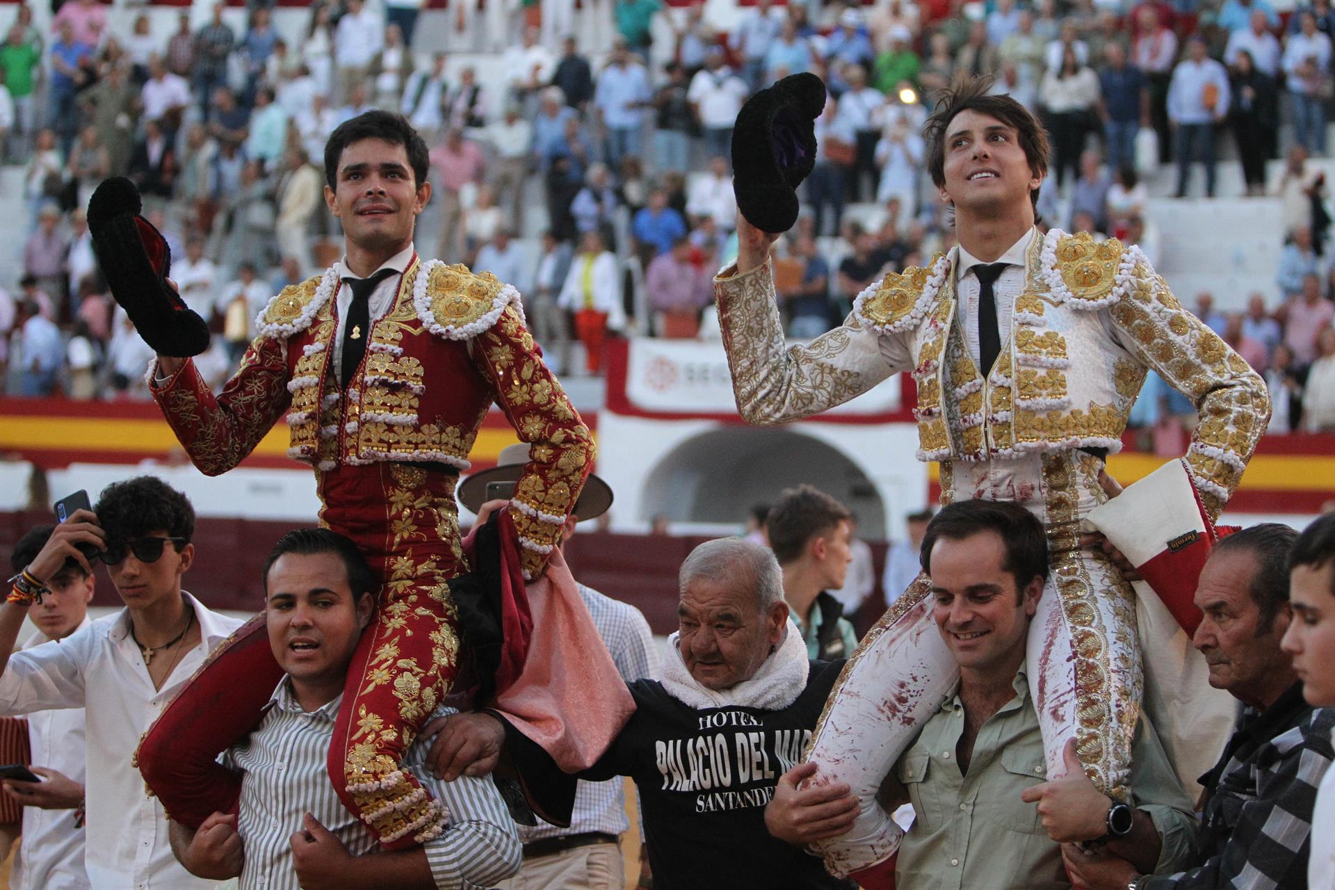Los diestros Roca Rey (d) y Juanito (i) salen a hombros de la plaza de toros de Zafra hoy sábado tras el festejo taurino de Feria Internacional Ganadera (FIG) y Tradicional de San Miguel. EFE/ Jero Morales