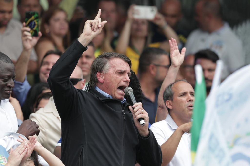 El presidente brasileño y candidato a reelección por el Partido Liberal (PL), Jair Bolsonaro (c). EFE/André Coelho