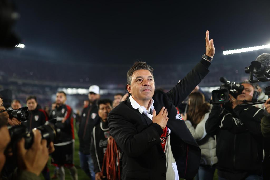 El entrenador Marcelo Gallardo reacciona hoy, durante su despedida como técnico de River Plate en el estadio Monumental de Buenos Aires (Argentina). EFE/ Juan Ignacio Roncoroni
