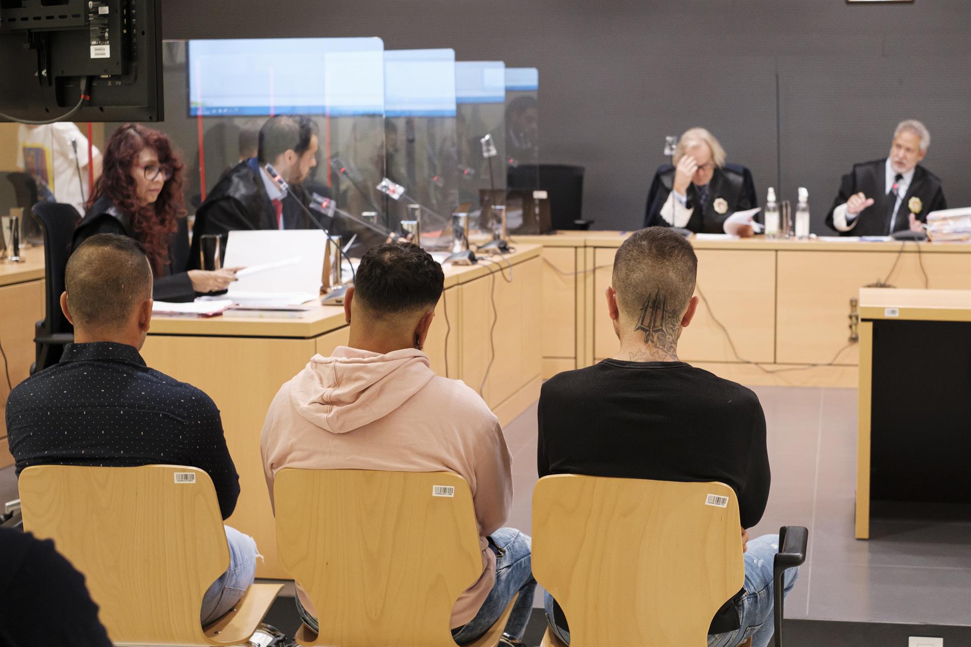 Imagen de los tres procesados durante el juicio en la Audiencia de Las Palmas. EFE/Ángel Medina G.