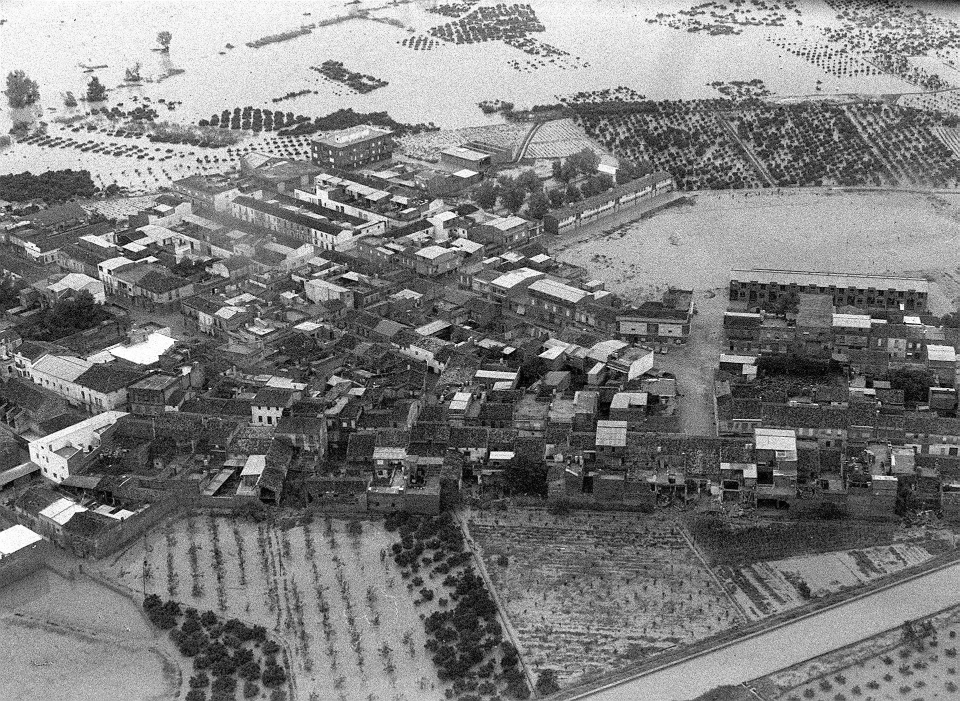Vista aérea de un término municipal de Alzira anegado tras la rotura de la presa de Tous, en octubre de 1982. EFE/Archivo