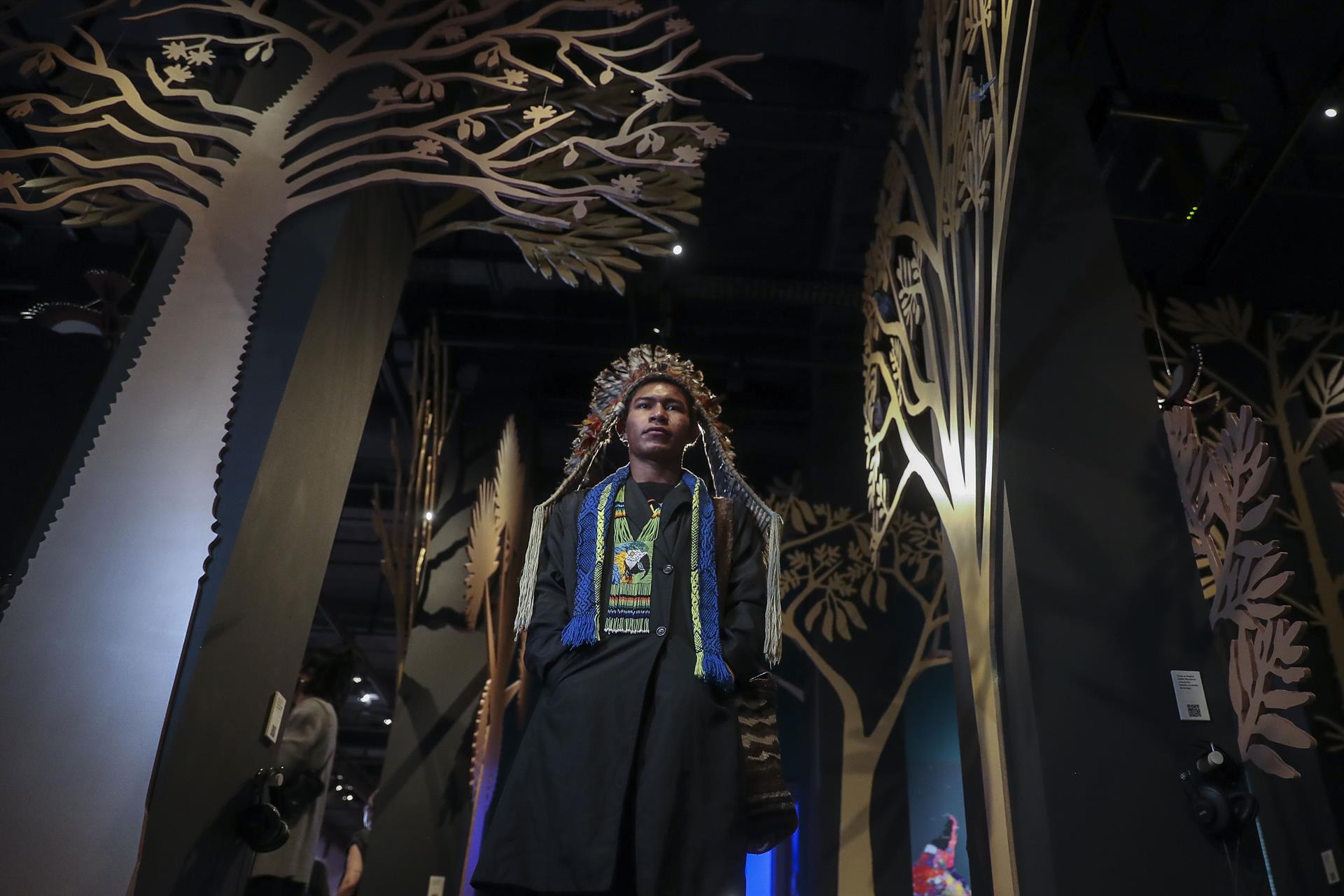 El indígena Álvaro Cesar de la etnia Yepá-Mahsã participa en la muestra "Nhe'e Pora: Memoria y Transformación", el 11 de octubre de 2022, en el Museo de la Lengua Portuguesa en Sao Paulo (Brasil). EFE/Sebastiao Moreira