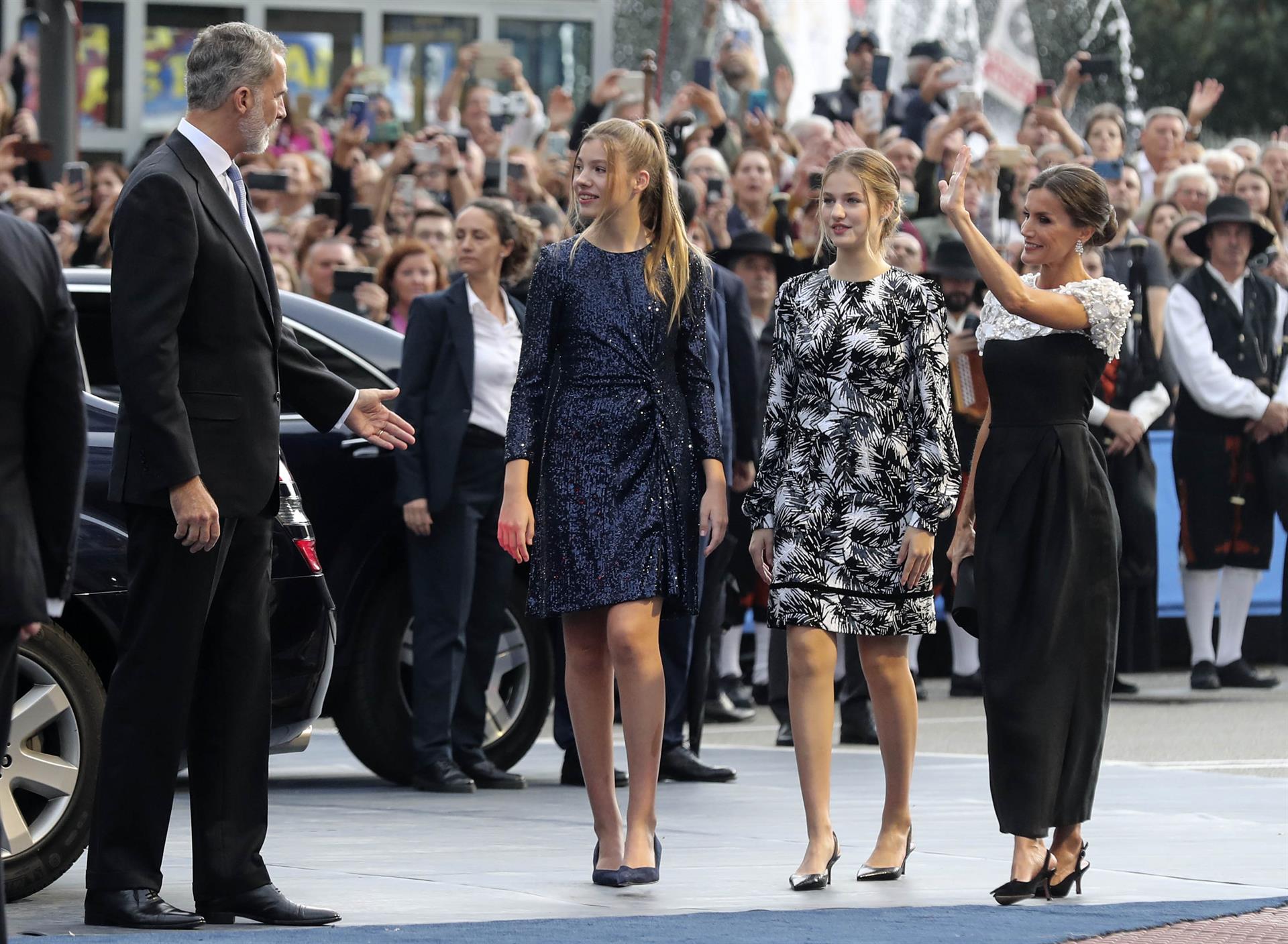 Los reyes Felipe VI y Letizia, acompañados de la princesa Leonor y la infanta Sofía, a su llegada a la ceremonia de entrega de los Premios Princesa de Asturias celebrada este viernes en el Teatro Campoamor de Oviedo. EFE/ J. L. Cereijido