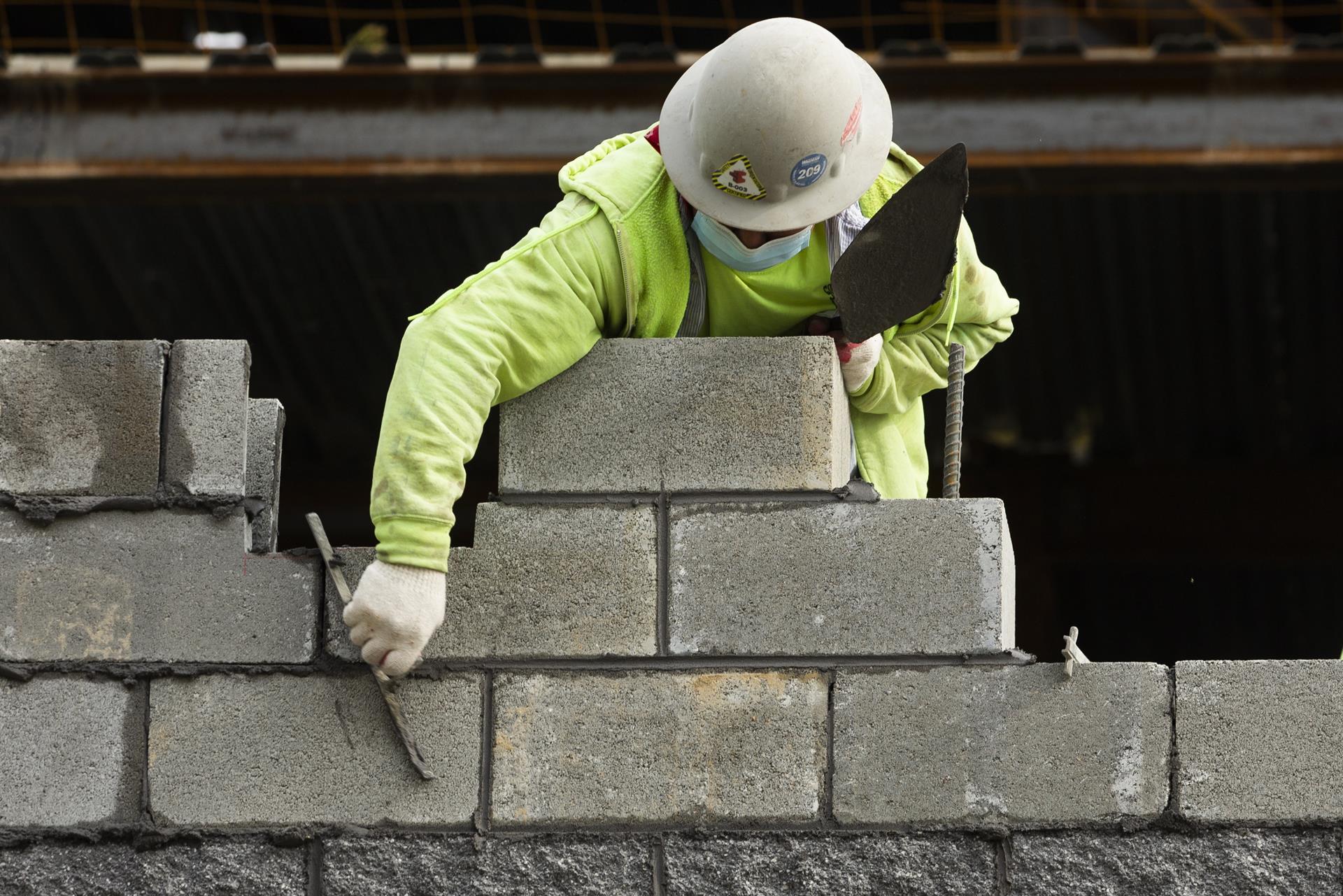 Vista de un trabajador realizando sus labores en una construcción, en una fotografía de archivo. EFE/Michael Reynolds