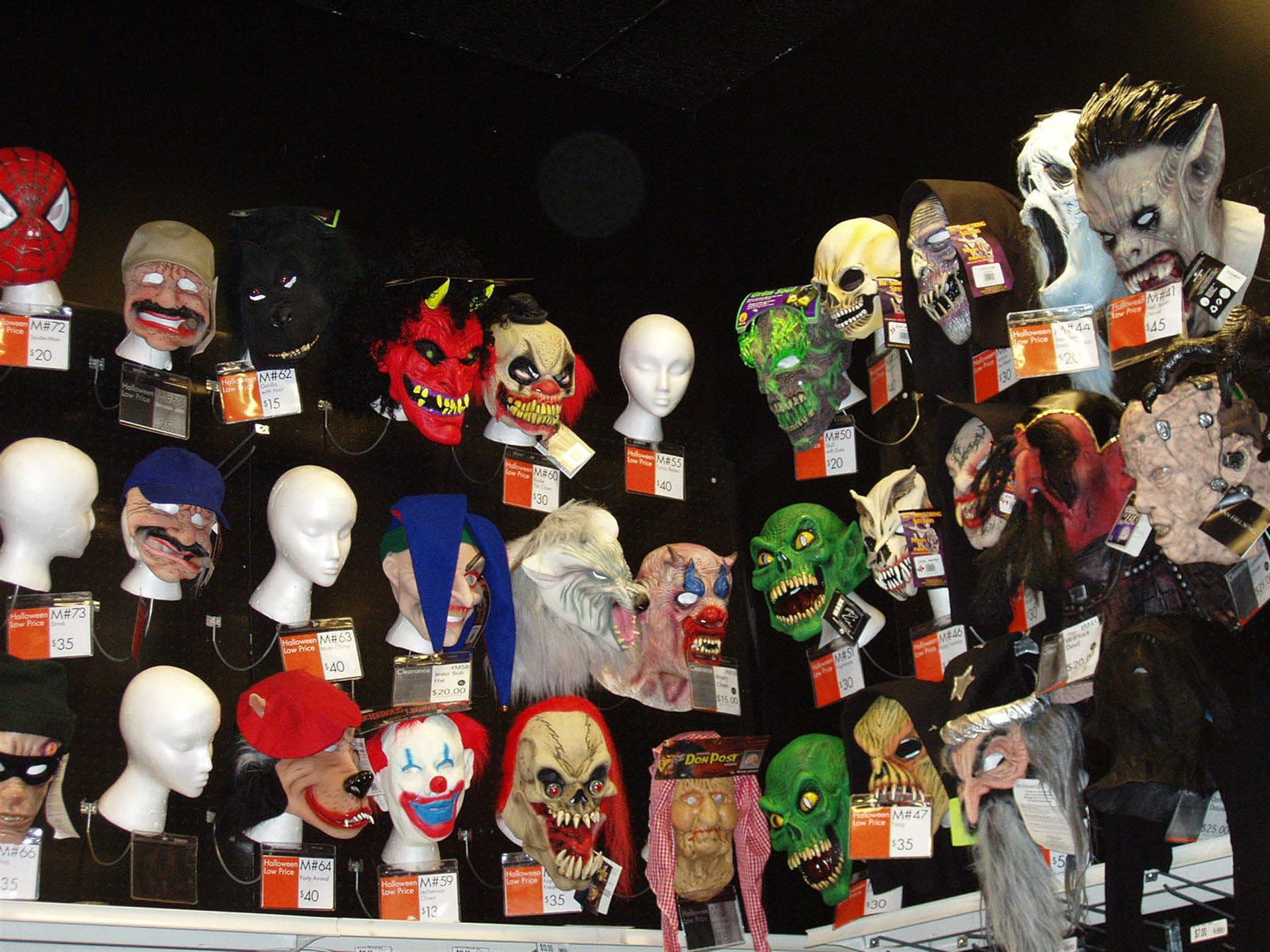 Máscaras para disfraces de Halloween expuestos en un comercio. EFE/Archivo