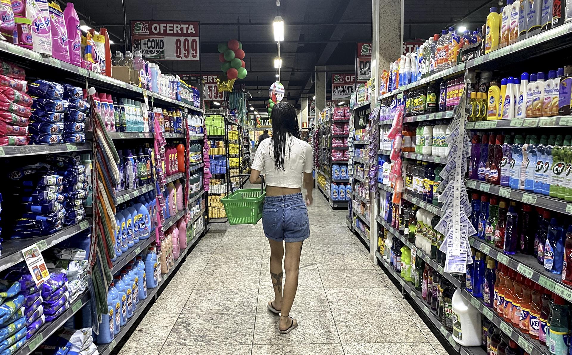 Una mujer compra productos en un mercado el 28 de septiembre de 2022 en Rio de Janeiro (Brasil). EFE/Antonio Lacerda